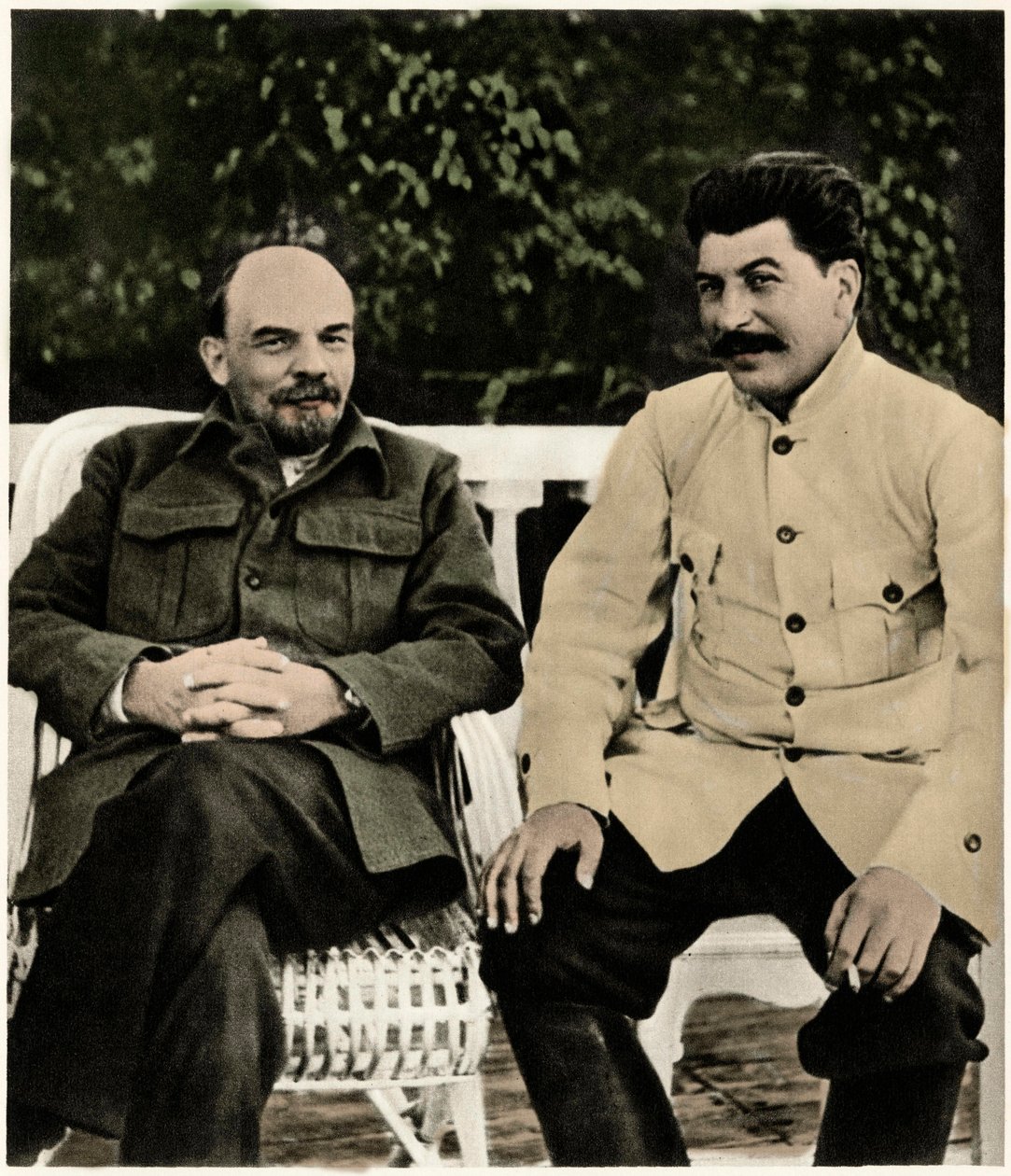 Lenin (Vladimir Iljitsj Uljanov og Josef Stalin (Josef Vissarionovich Djougashvili) Gorki, august 1922 (bilde) av Russian Photographer