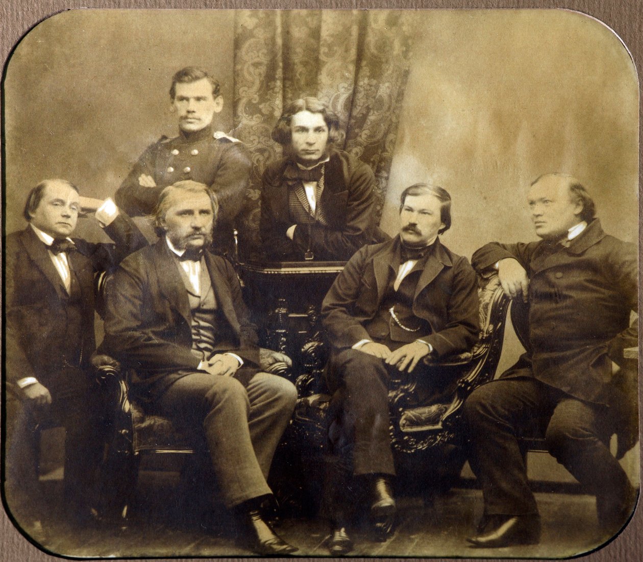 Leon Tolstoi (1828-1910) og Dmitri Grigorovitch (1822-1900) - Assis, Ivan Alexandrovitch Gontcharov (1812-1891), Ivan Sergeyevich Tourgueniev (Turgenev, Tourguenieff eller Tourgueneff) (1818-1883), (1818-1883), (1818-1883), 1824-1864) et al av Russian Photographer