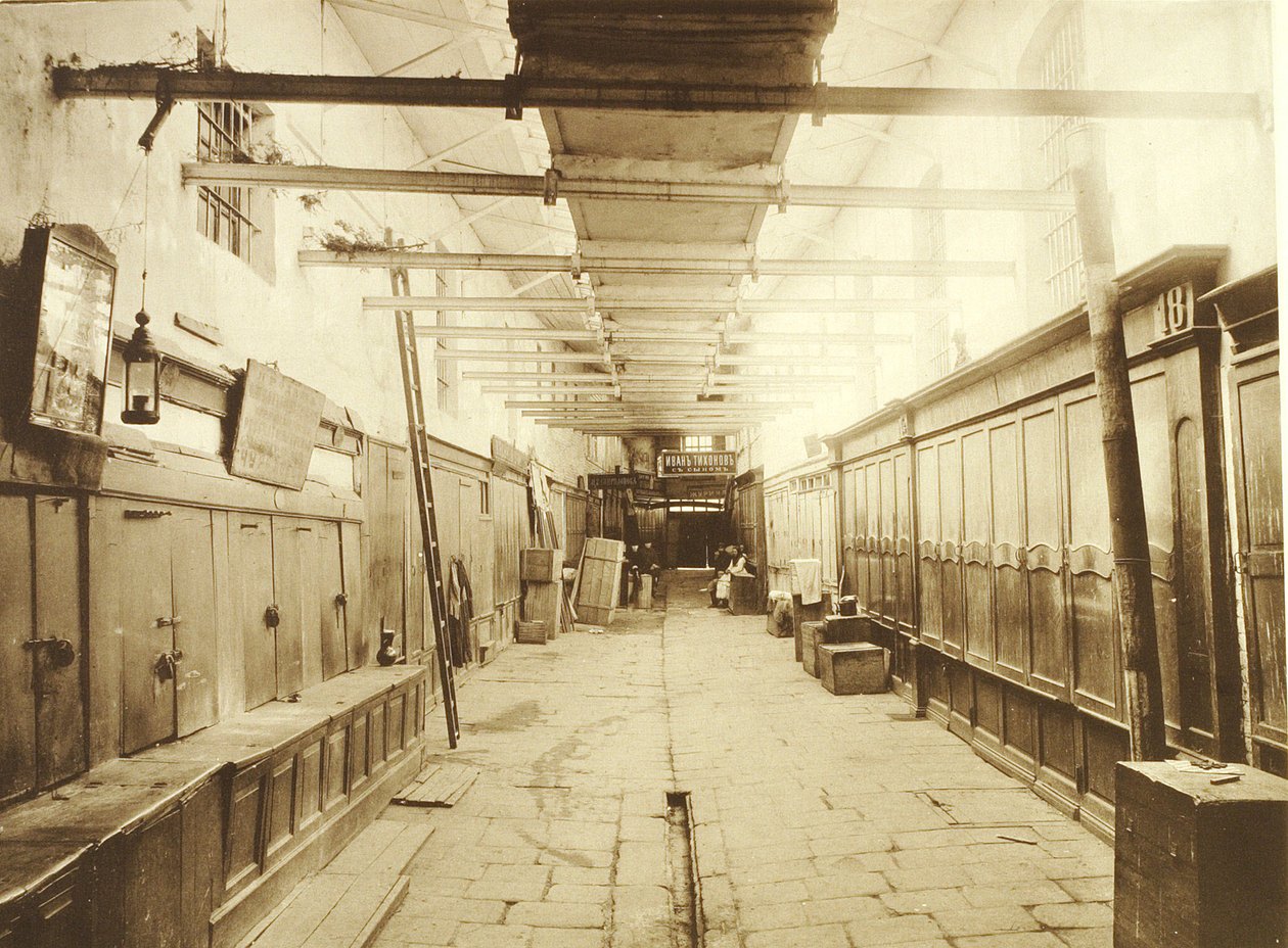 Gå til ikoner i GUM eller Universal Main Store, kjøpesenter på Moskvas røde plass. Fotografi fra 1886. Russian State Film and Photo Archive, Krasnogorsk De øvre handelsrekker ved Den røde plass i Moskva. Handelsikoner. Albumin av Russian Photographer