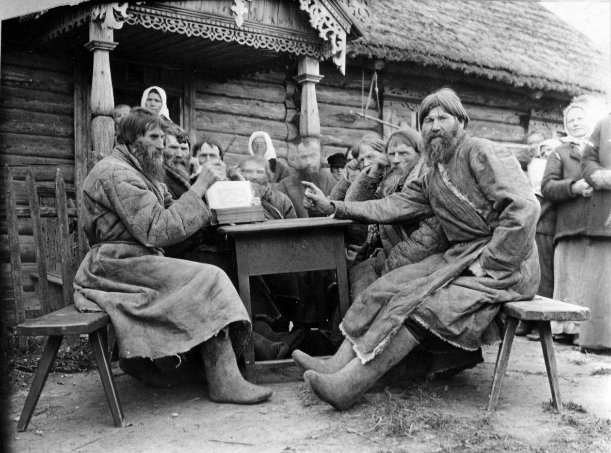 Møte mellom russiske bondeldre i en Mirskoi Skhod (bw-bilde) av Russian Photographer