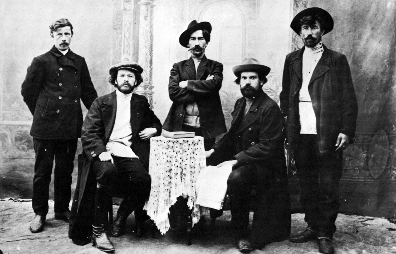 Medlemmer av den russiske terrorgruppen, Narodnaya Volya, ca. 1870-80 (s/hvitt-bilde) av Russian Photographer