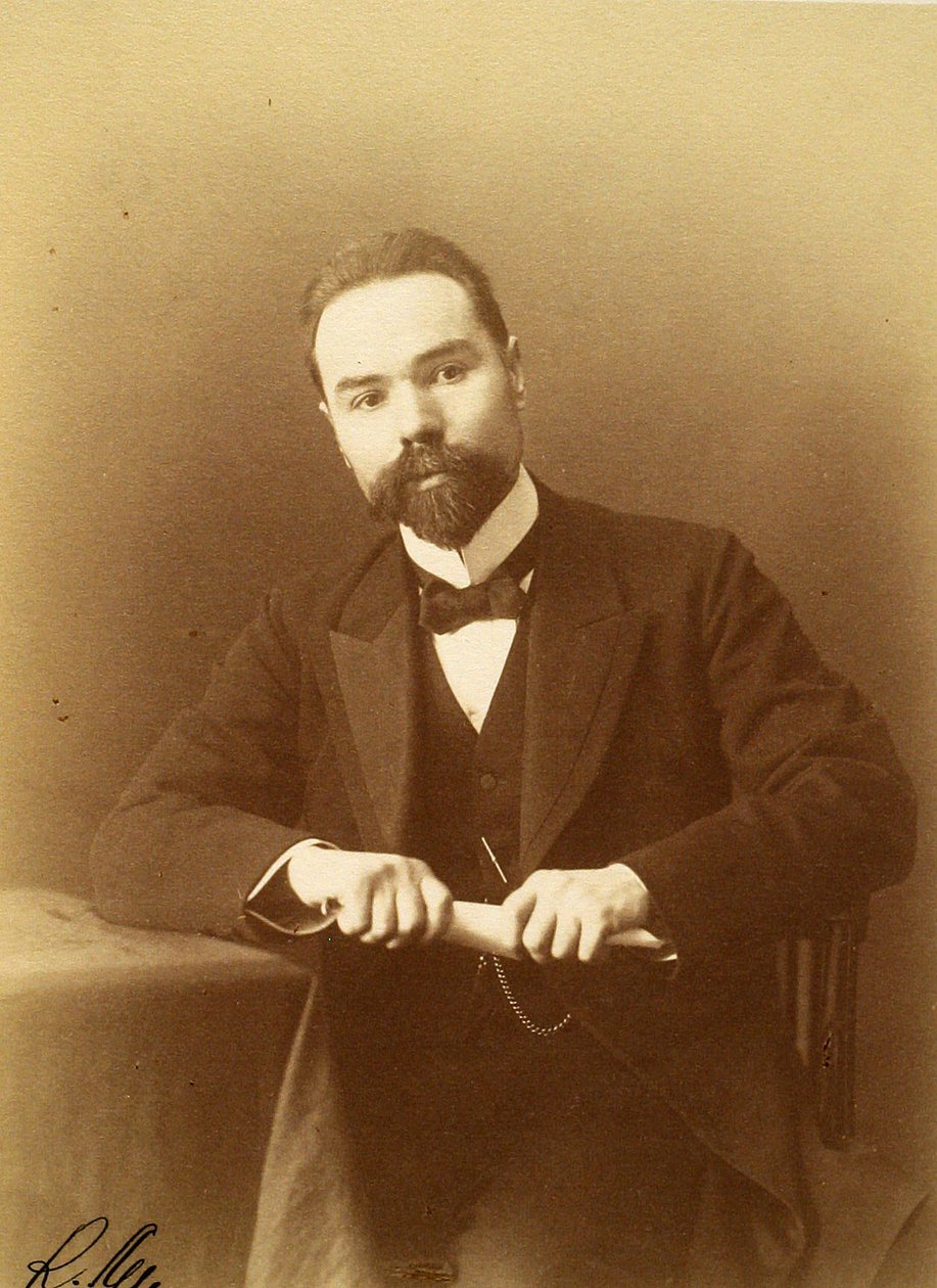 Portrett av forfatteren og poeten Valery Yakovlevich Bryusov (1873-1924) av Russian Photographer
