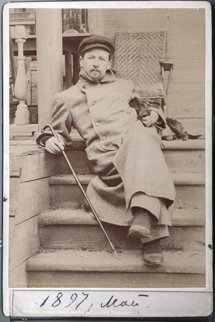 Portrett av Anton Chekhov med hunden sin Hina i mai 1897 på Melikhovo, Chekhov Estate (albuminbilde) av Russian Photographer