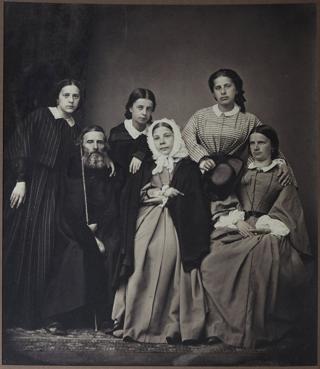Portrett av forfatteren og leksikografen Vladimir Dahl (Dal) (1801-1872) med familie (hans kone Ekaterina Lvovna Sokolova (1819-1872) og døtre), Anonym. Albumin bilde av Russian Photographer