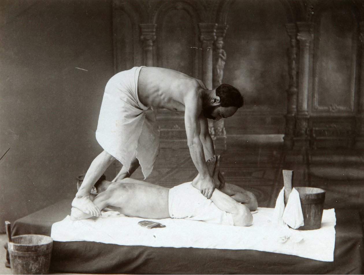 Det orientalske badet. Massasje. Albumin-foto av Dmitri Ivanovich Yermakov (1845-1916) av Russian Photographer