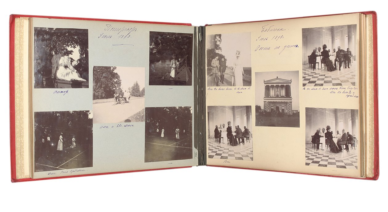 Den russiske keiserfamilien, side fra et album med fotografier, ca. 1897-99 (s/hvitt-foto) (se også 487673-80) av Russian Photographer