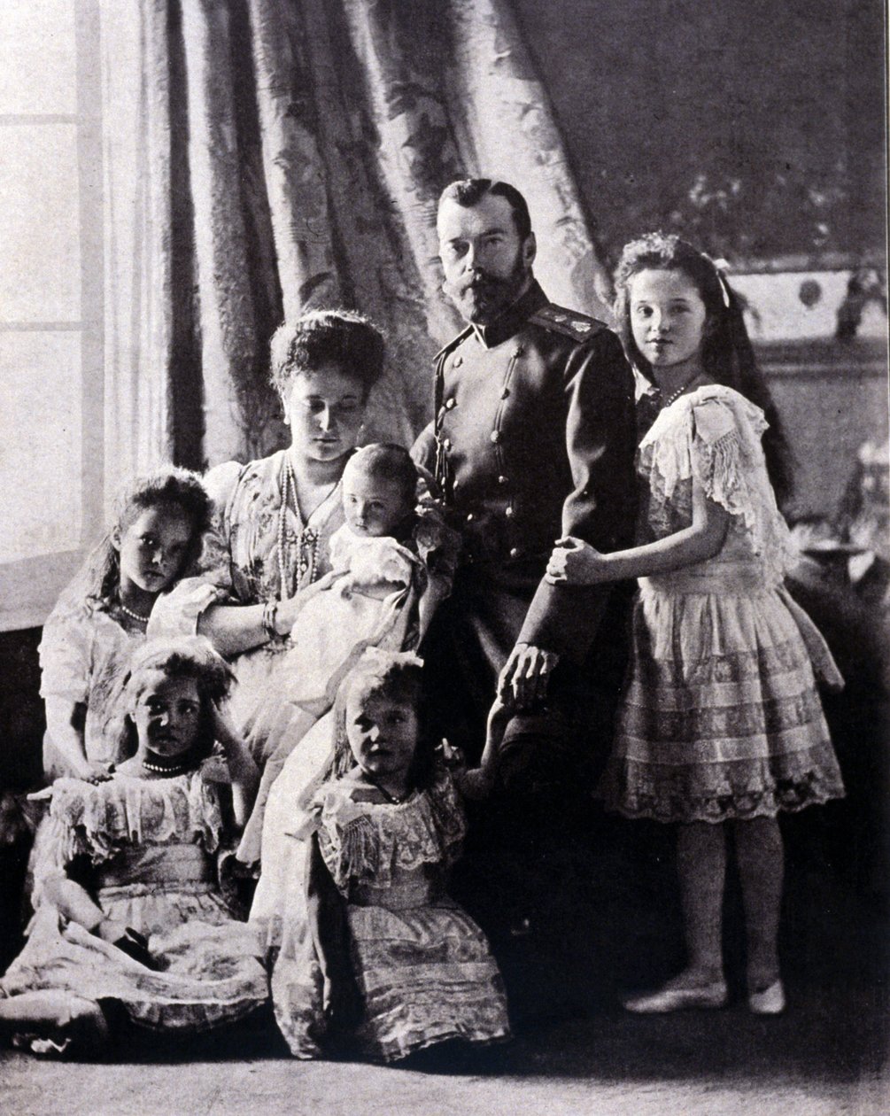 Familien til tsar Nicholas II (1868 - 1918). Fra venstre til høyre: Storhertuginne Tatiana født 11. juni 1897; Storhertuginne Mary født 27. juni 1899; Storhertuginne Alexis født 12. august 1904; Imponer Alexandra Feodorovna; Tsar Nicholas II; Storhertuginn av Russian Photographer
