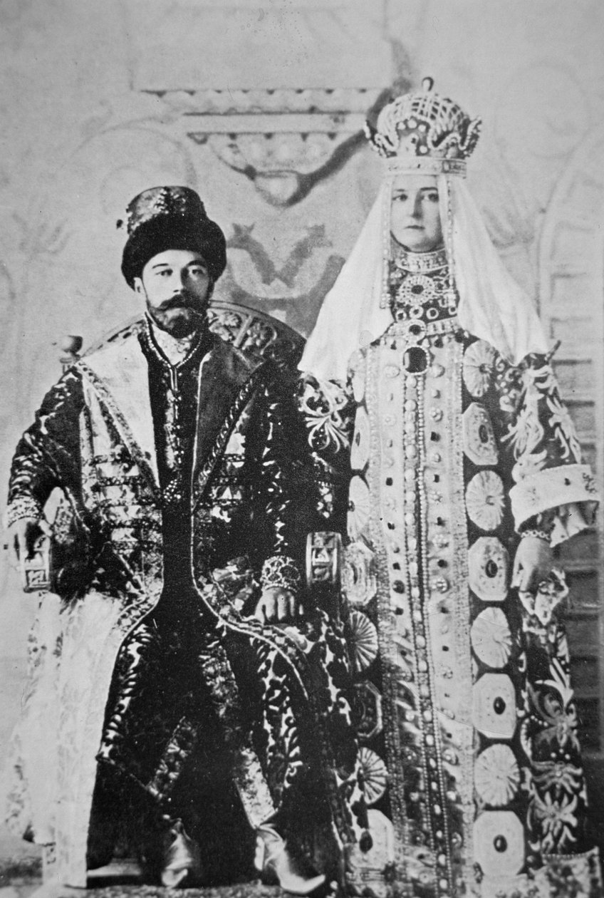 Tsar Nicholas II og Tsaritsa Alexandra i full kroningsregalier, mai 1896 (s/hv-bilde) av Russian Photographer