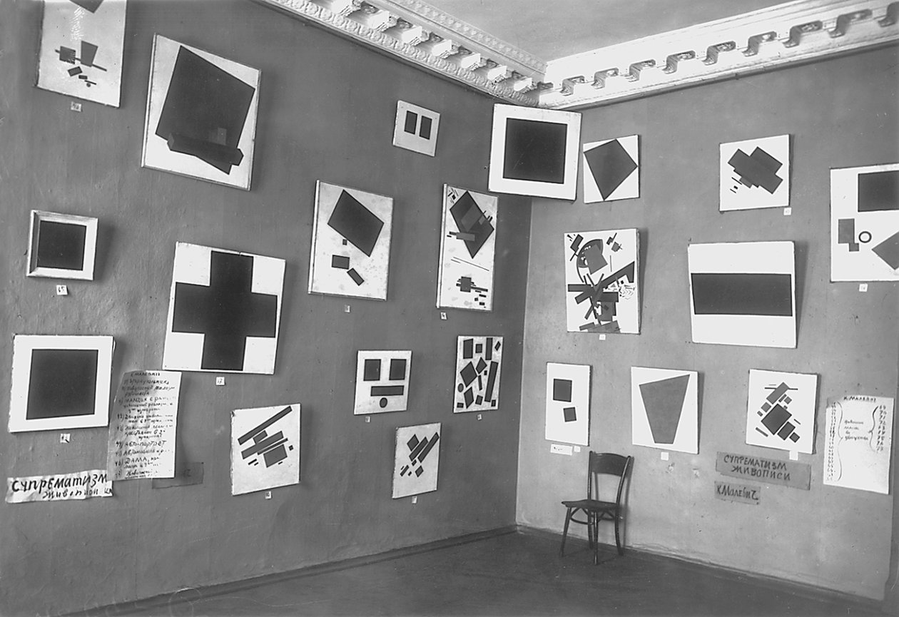 Utsikt over rommet med Malevichs svarte firkant og andre suprematistiske malerier, The Last Futurist Exhibition of Paintings 0.10, Petrograd, vinteren 1915-16 av Russian Photographer