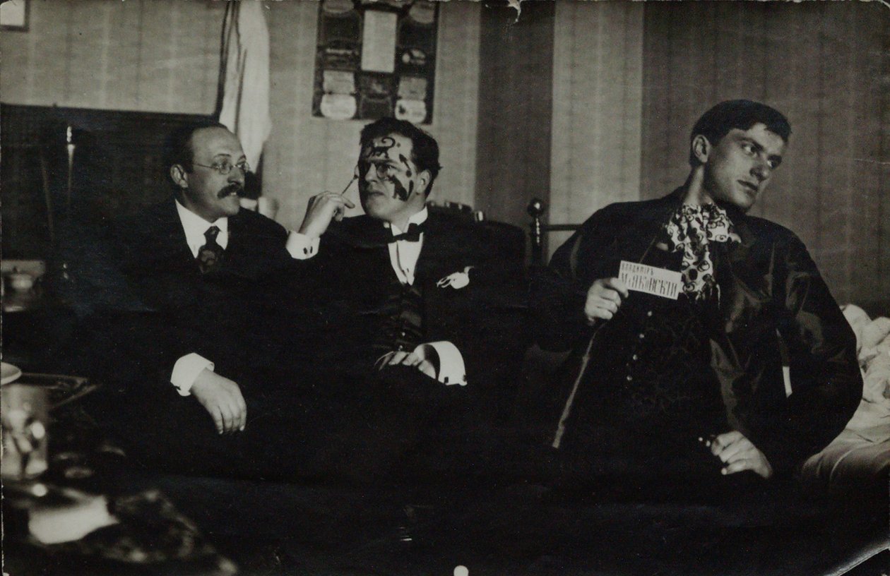 Vladimir Mayakovsky (til høyre) med David Burlyuk (i midten) og Andrei Shemshurin, 1914, Moskva av Russian Photographer