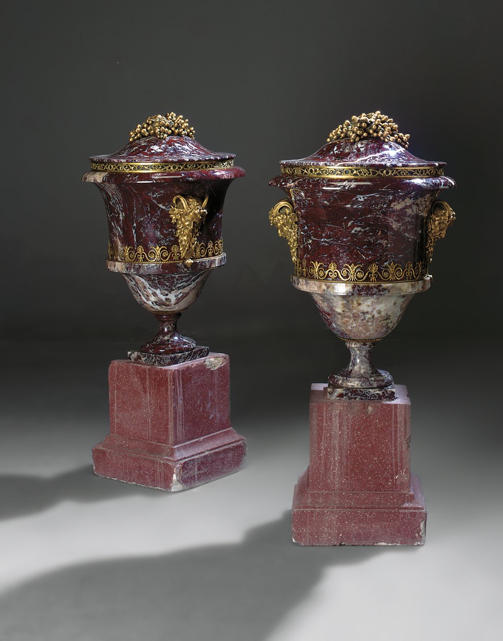 Et par vaser, ca. 1790 av Russian School