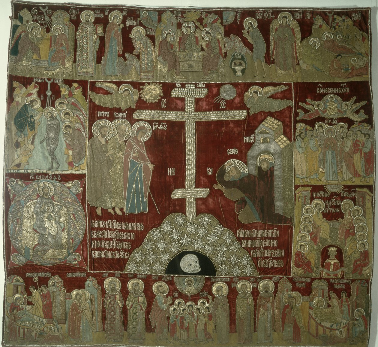 Jomfruens utseende til St. Sergius, 1525 (gull, sølv og silketråd, satt med perler og rubiner i gullbeslag) av Russian School