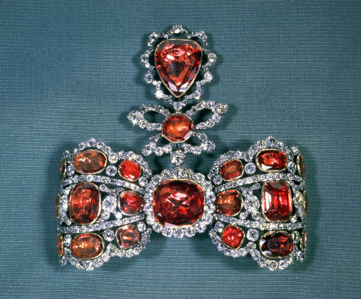 Sløyfebrosje satt med briljantslipte diamanter og spineller, av Pfisterer, 1764 (gull, sølv, diamanter og spineller) av Russian School