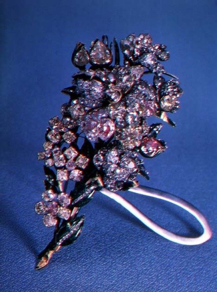 Brosje i form av en blomsterbukett satt med briljantslipte diamanter og emaljedekor, ca. 1750 (gull, sølv, diamanter og emalje) av Russian School