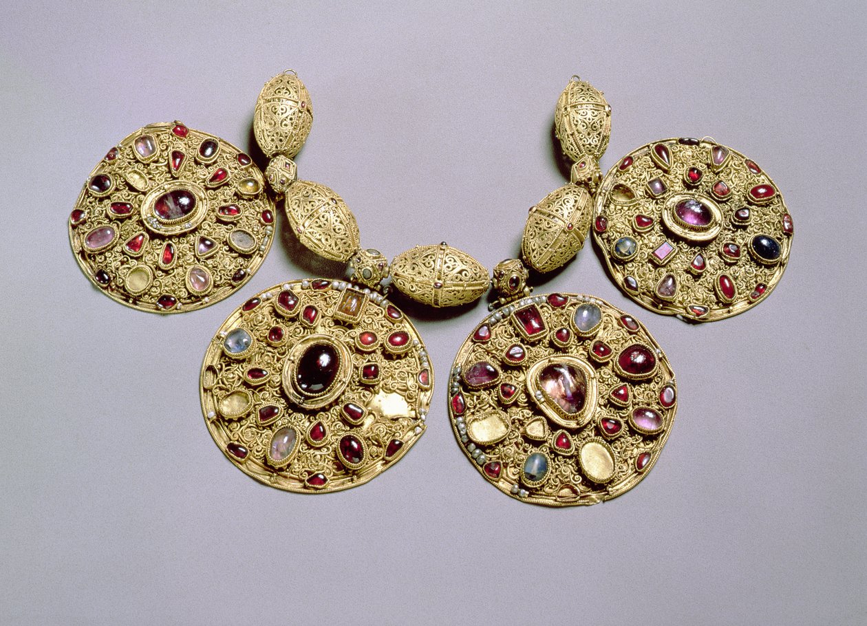 Medaljonger fra Barmy Collar, med filigran- og granuleringsdekor, Rayazan, 1100-tallet (gullsett med juveler og perler) av Russian School