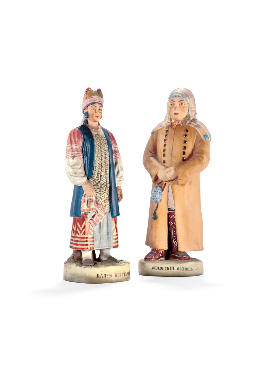 To porselensfigurer fra serien "The Peoples of Russia", som viser en figur av en bondekvinne fra Kaluga og en figur av Ostyak fra Obdorsk, sent på 1800-tallet av Russian School