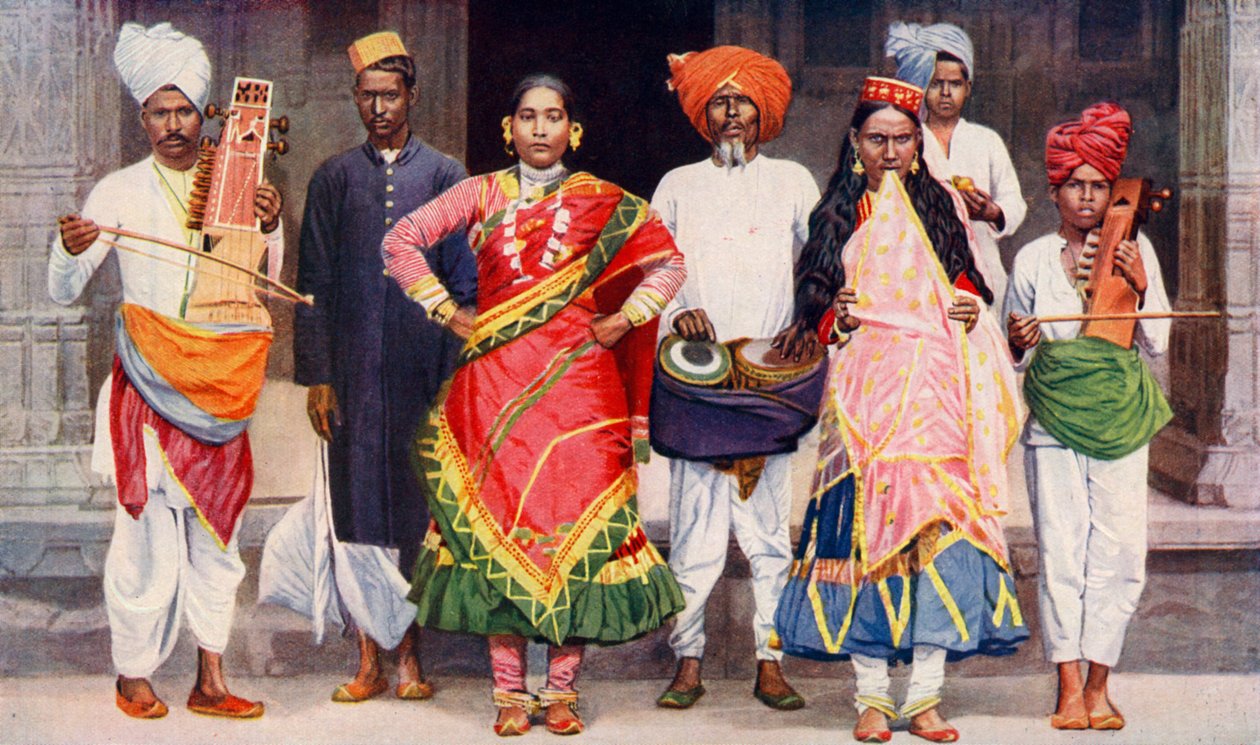 Nautch-dansende jenter med tilhørende musikere, India, 1922. av SR Norton
