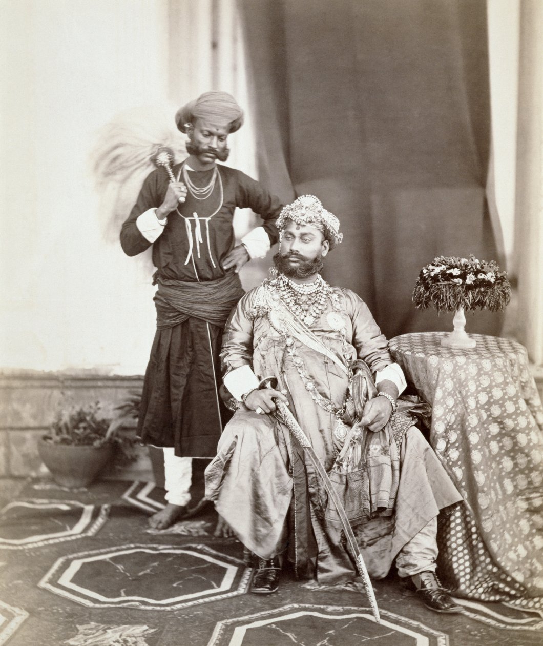 Hans Høyhet Maharaja Tukoji Rao (1844-86) II av Indore og ledsager, 1877 (albumtrykk) av S. and Shepherd, C. Bourne