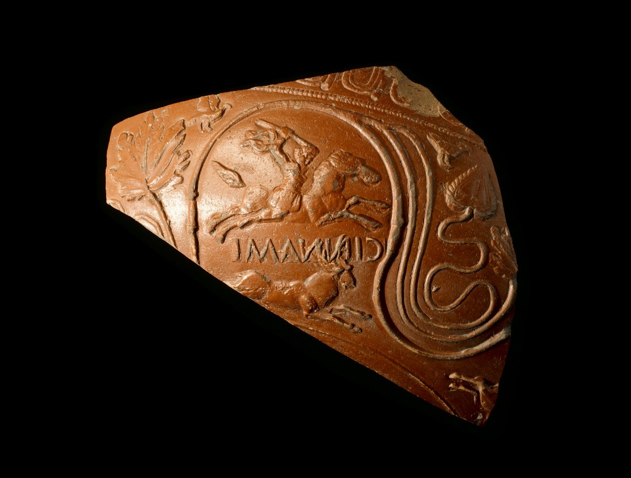 Fragment av en skål dekorert med en mann som jakter på en hjort, stemplet av produsenten Cinnamus, fra det romerske stedet i Newstead, AD 140-80 (keramikk) av Samian Samian