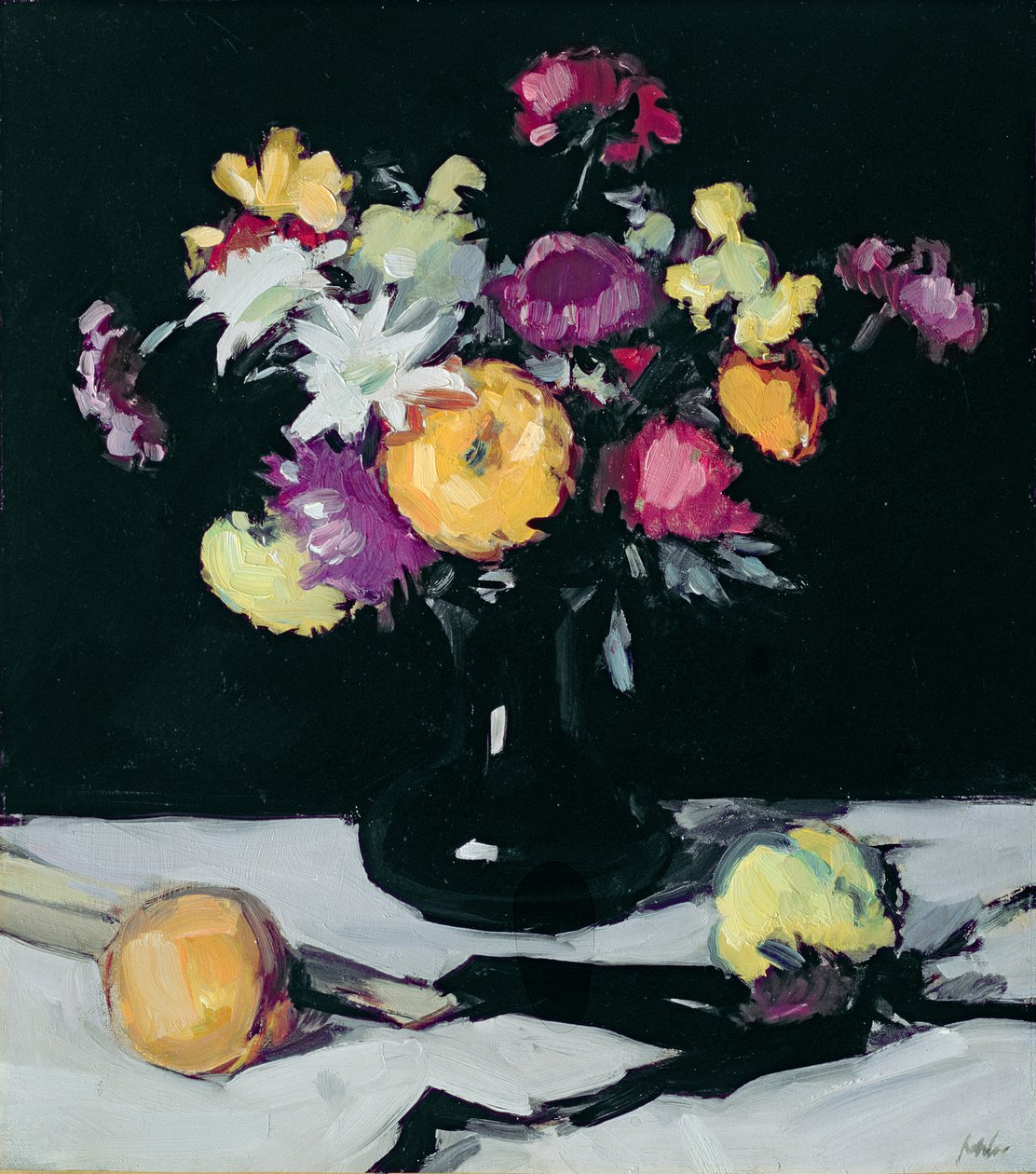Stilleben med krysantemum mot svart, ca. 1912 av Samuel John Peploe