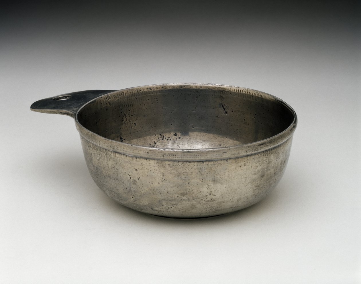Porringer, ca. 1775-1825 (tinn) av Samuel (attr.to) Pennock
