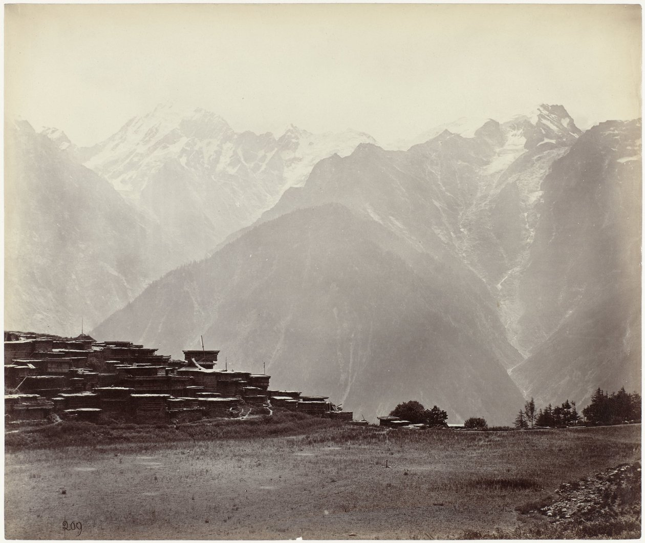 Utsikt over Chini med Himalaya i bakgrunnen Panoramautsikt på Chini (original tittel) av Samuel Bourne (attributed to)
