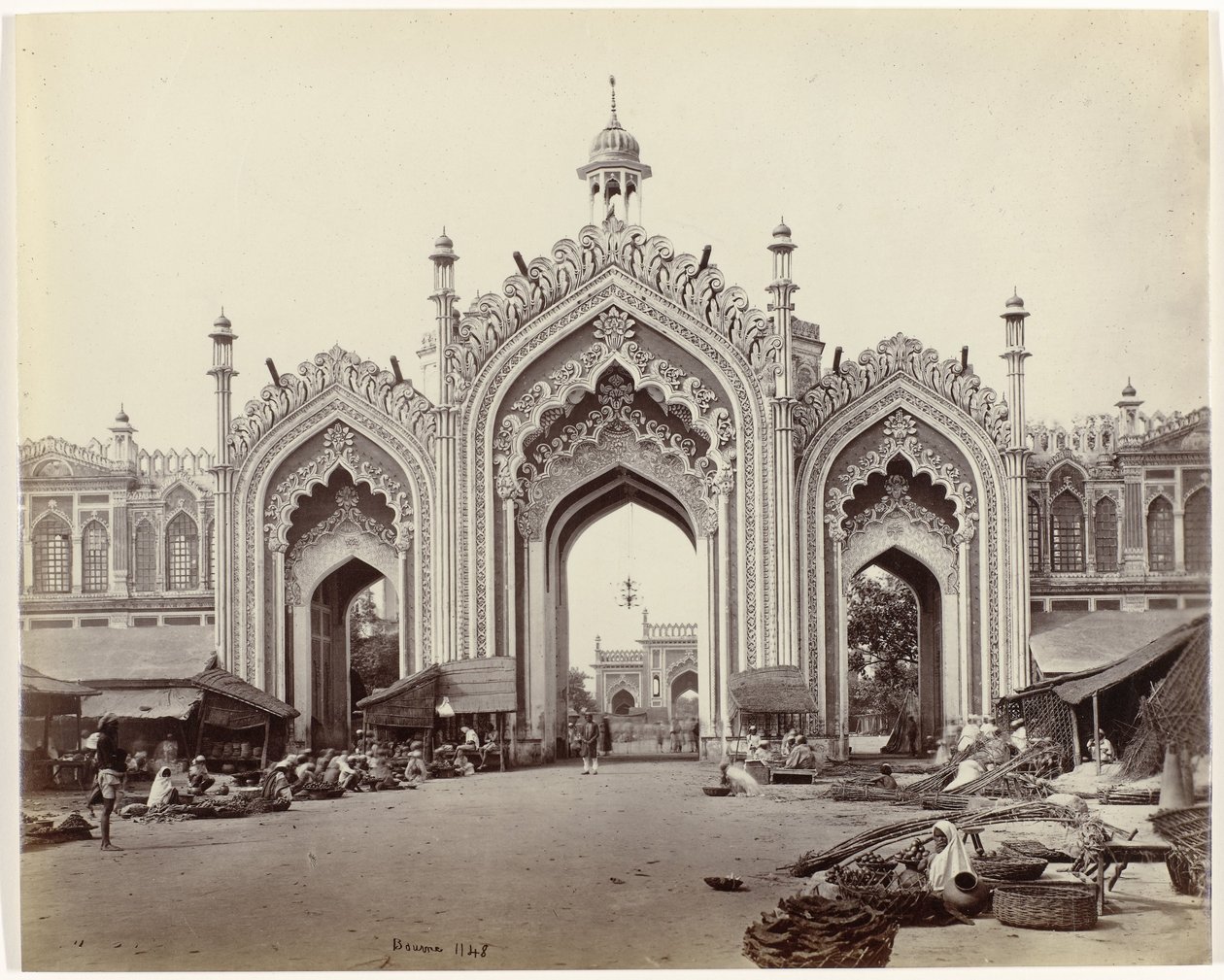 Port for basaren i Hosseinabad, Lucknow Gateway of the Hooseinabad Bazaar (original tittel) av Samuel Bourne (signed by artist)