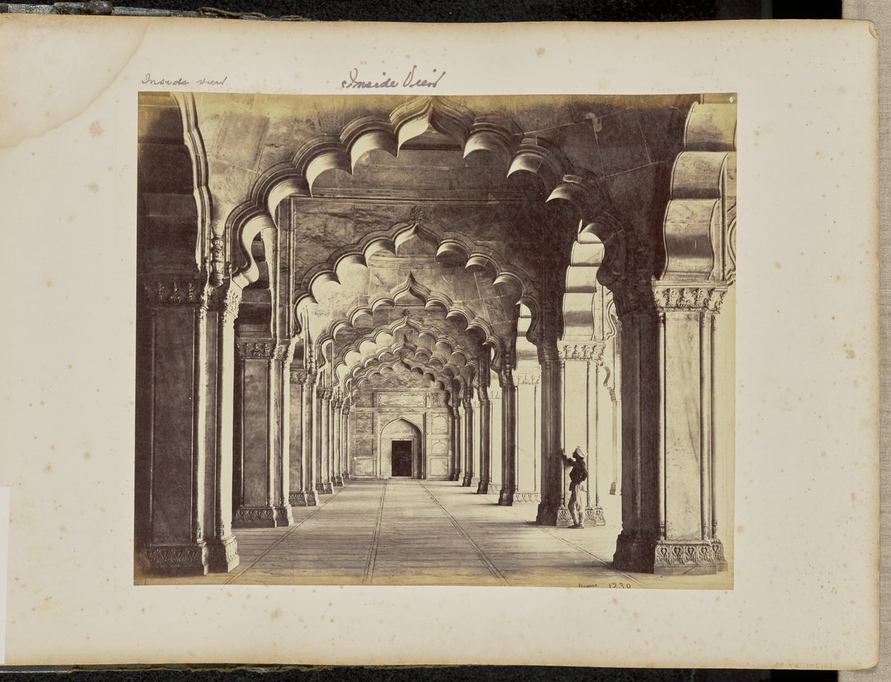 Agra; Interiøret i Motee Musjid, som viser midtgangen av Samuel Bourne