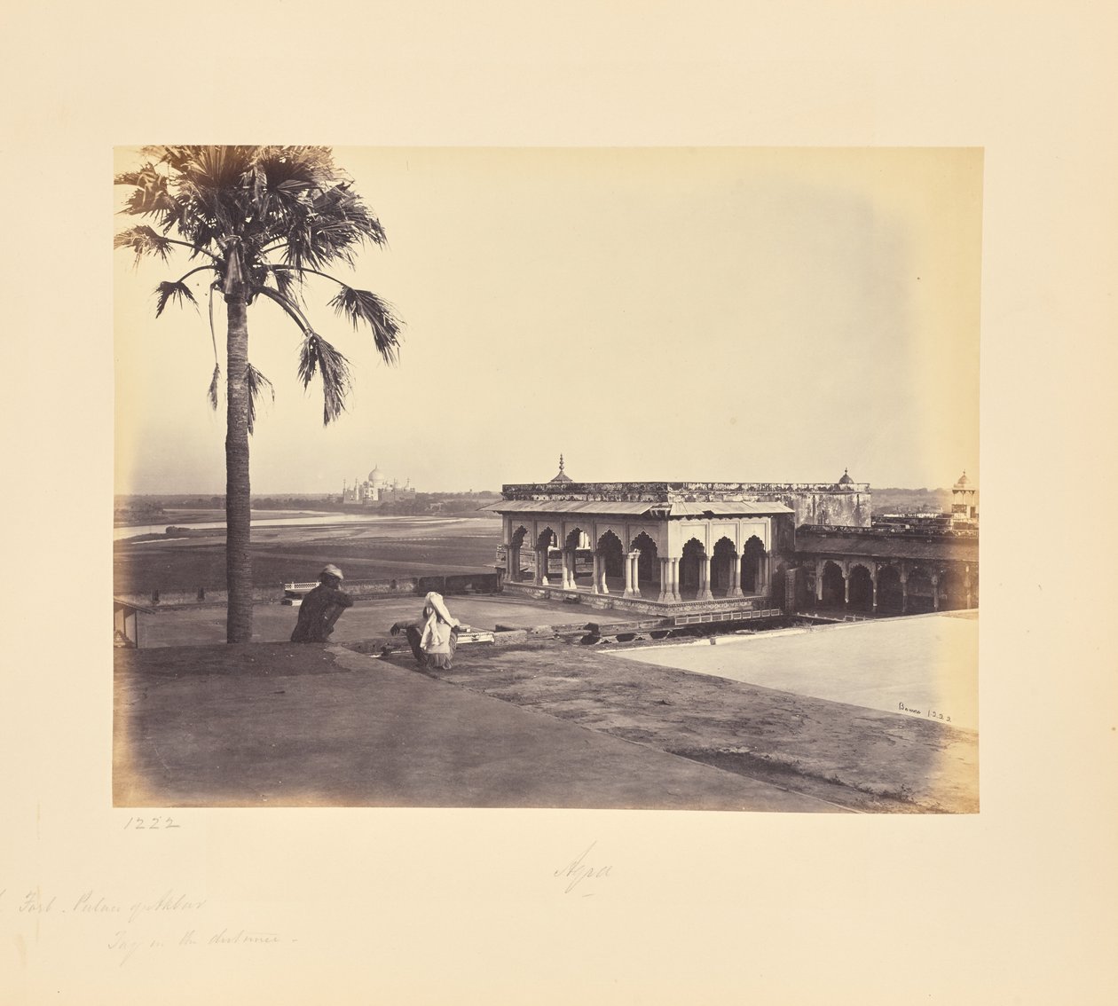Agra; Akbars fort og palass med Taj i det fjerne, en annen utsikt av Samuel Bourne