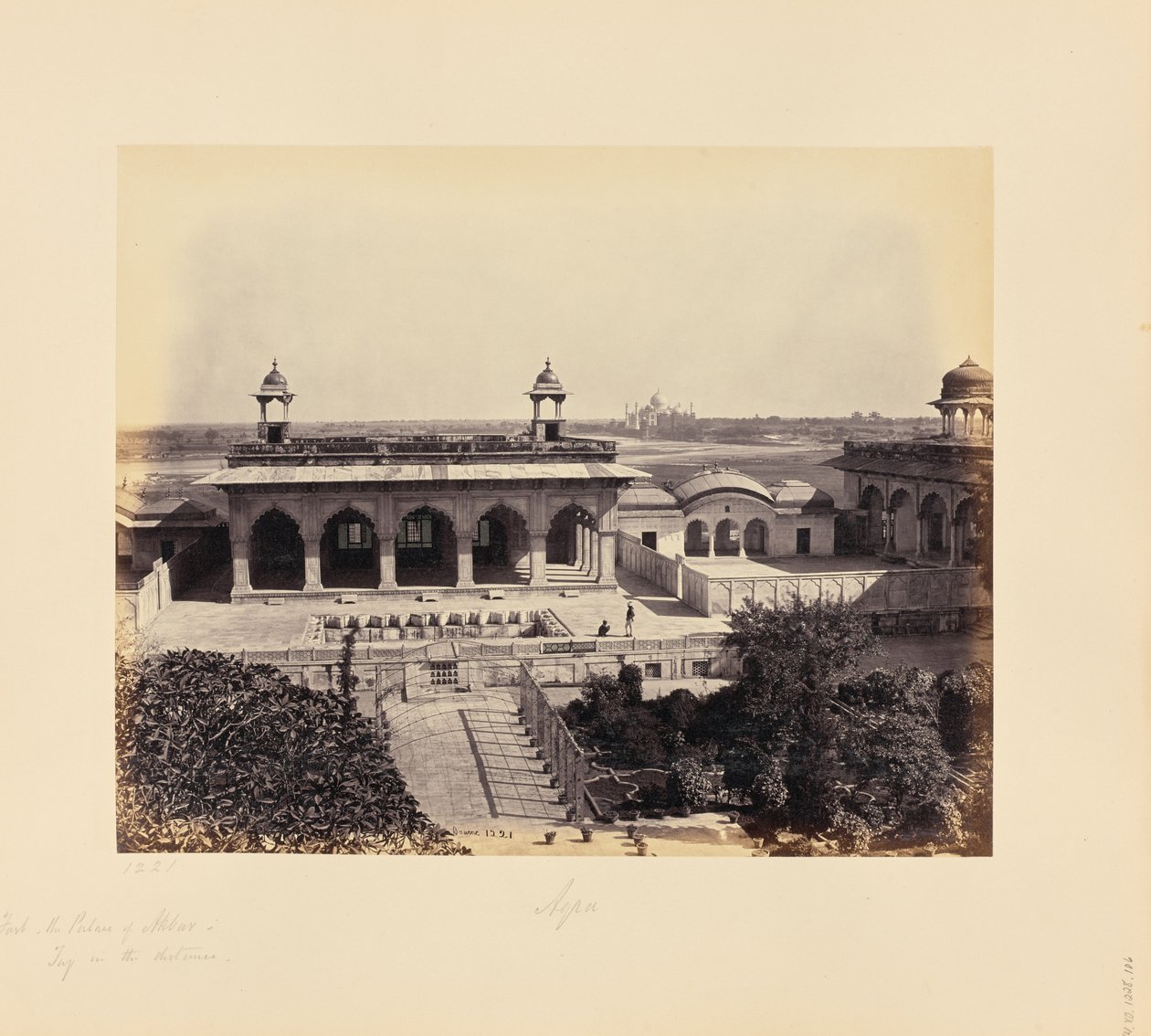 Agra; fortet, Akbars palass med Taj i det fjerne av Samuel Bourne