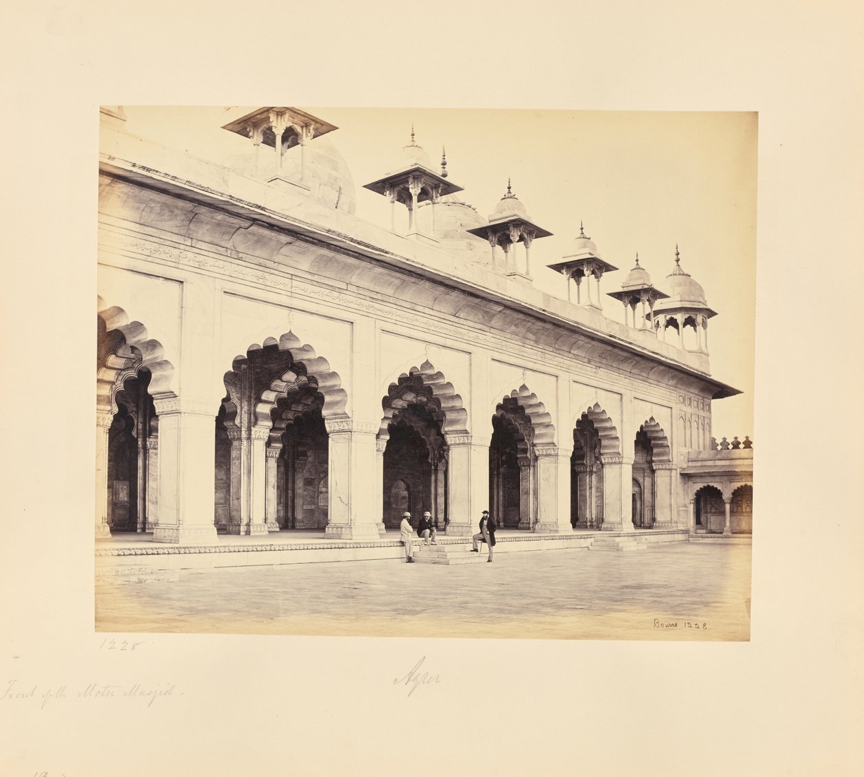 Agra; forsiden av Moti Masjid av Samuel Bourne