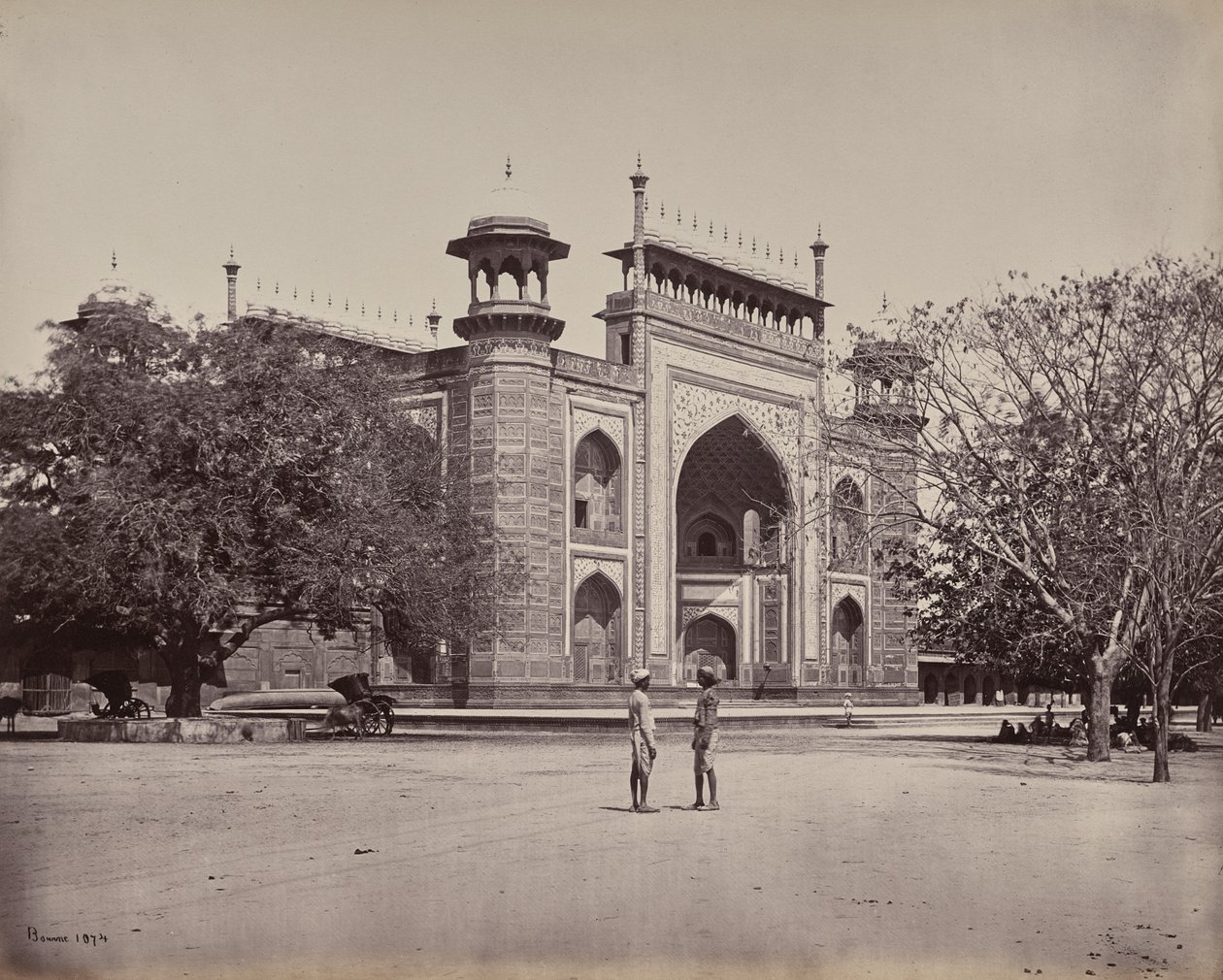 Agra. Porten til hagene rundt Taj Mahal av Samuel Bourne