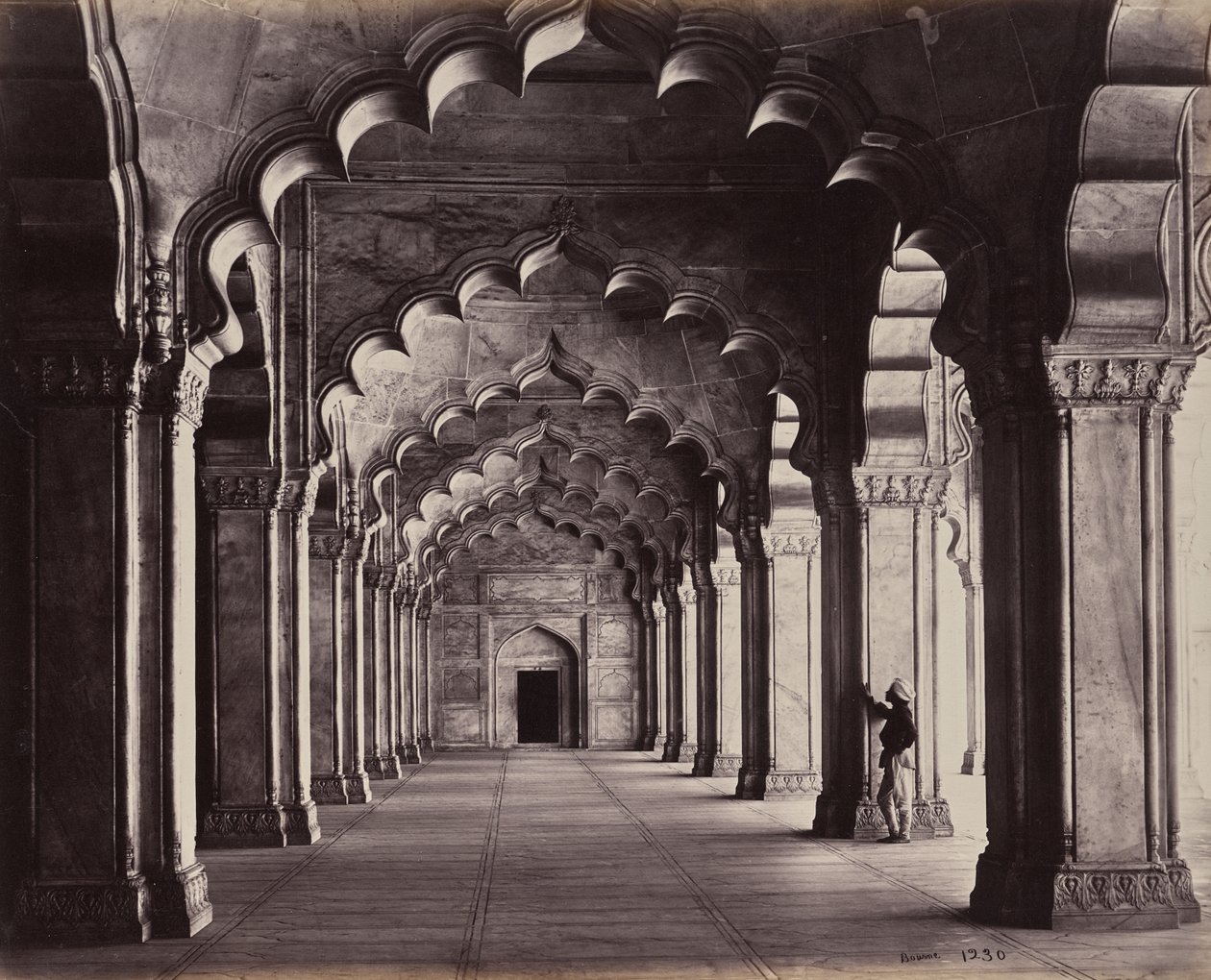 Agra. Moti Masjid, Perlemoskeen. Utsikt over hele sideskipet av Samuel Bourne