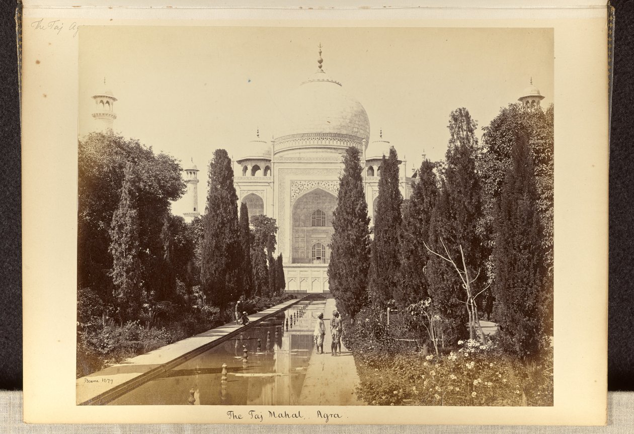 Agra; Taj Mahal sett fra fontenen av Samuel Bourne