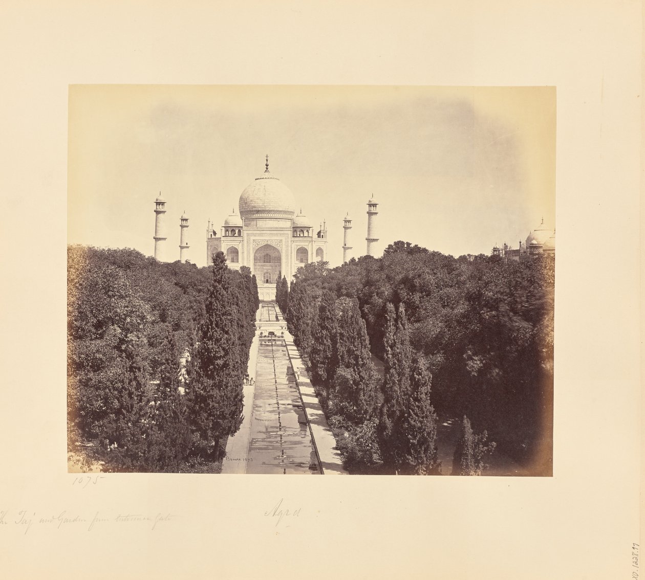 Agra; Taj og hagen sett fra inngangsporten av Samuel Bourne