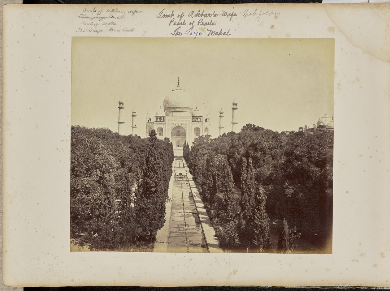 Agra; Taj og hagen, sett fra inngangsporten av Samuel Bourne