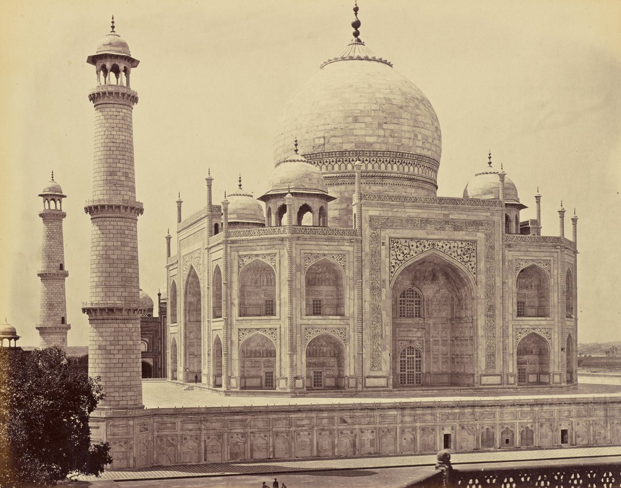 Agra; Taj, sett fra hjørnet av firkanten av Samuel Bourne