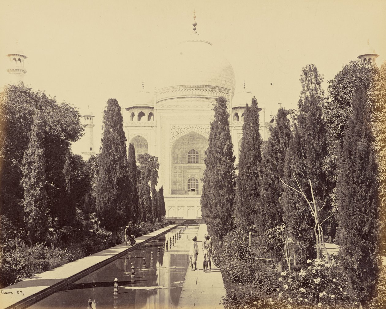Agra; Taj, sett fra fontenen av Samuel Bourne