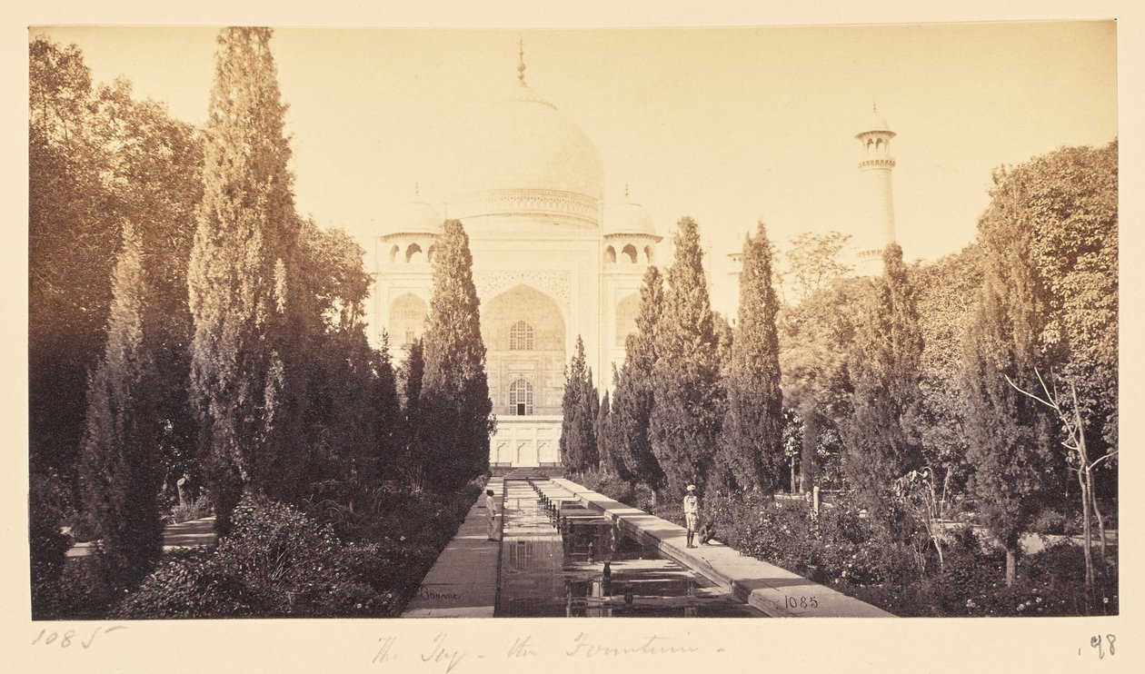 Agra; Taj sett fra fontenen av Samuel Bourne