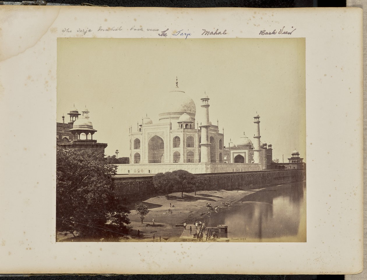 Agra; Taj Mahal sett fra elven av Samuel Bourne