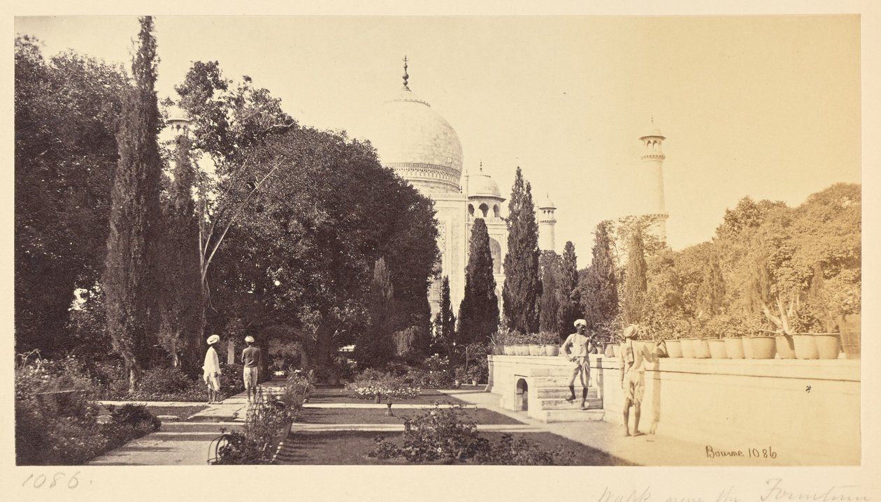 Agra; Taj sett fra stien nær fontenen av Samuel Bourne