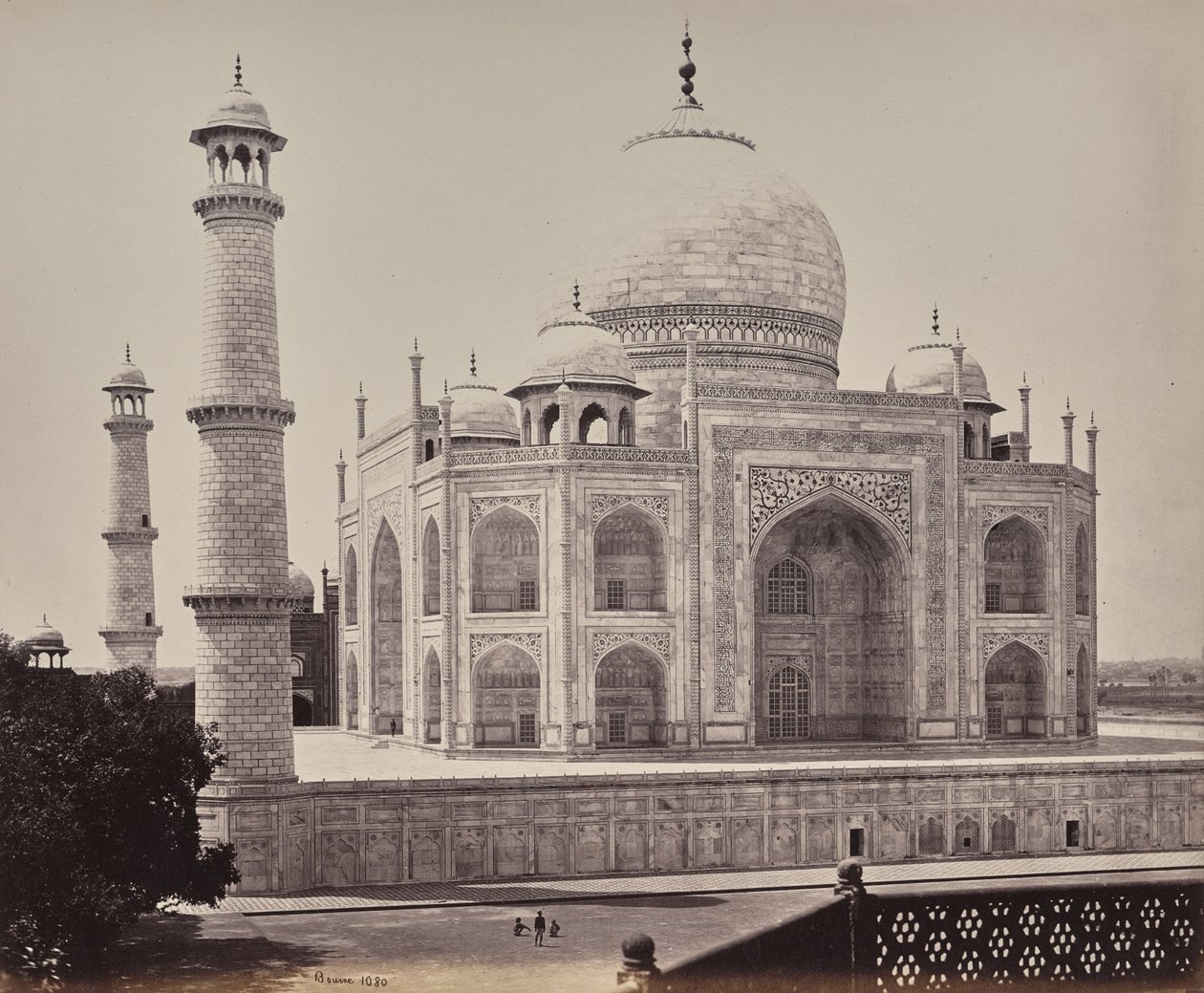 Agra. Utsikt over Taj fra et hjørne i firkanten av Samuel Bourne