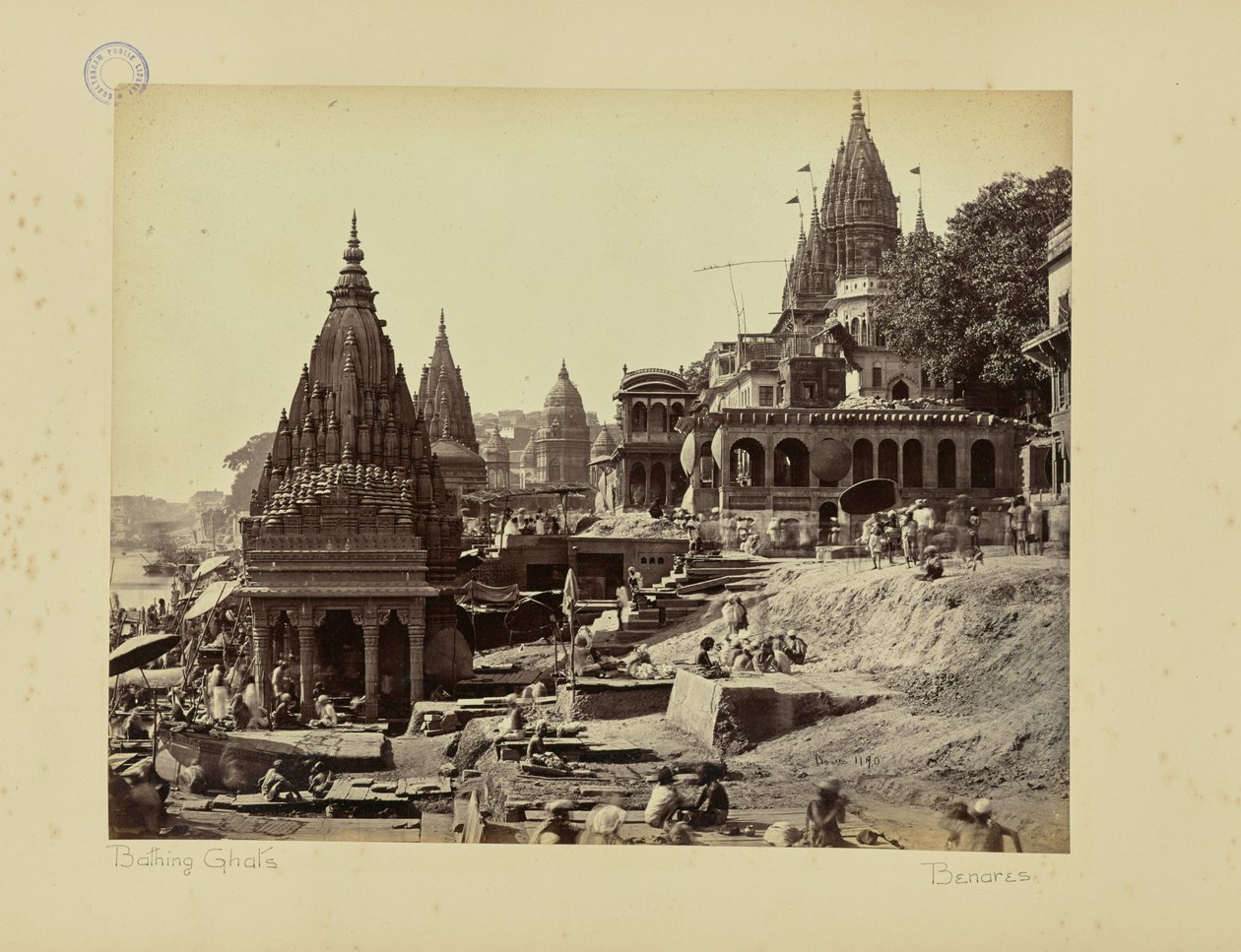Benares; «Vishnu Pud» og andre templer nær kremasjonsghaten av Samuel Bourne