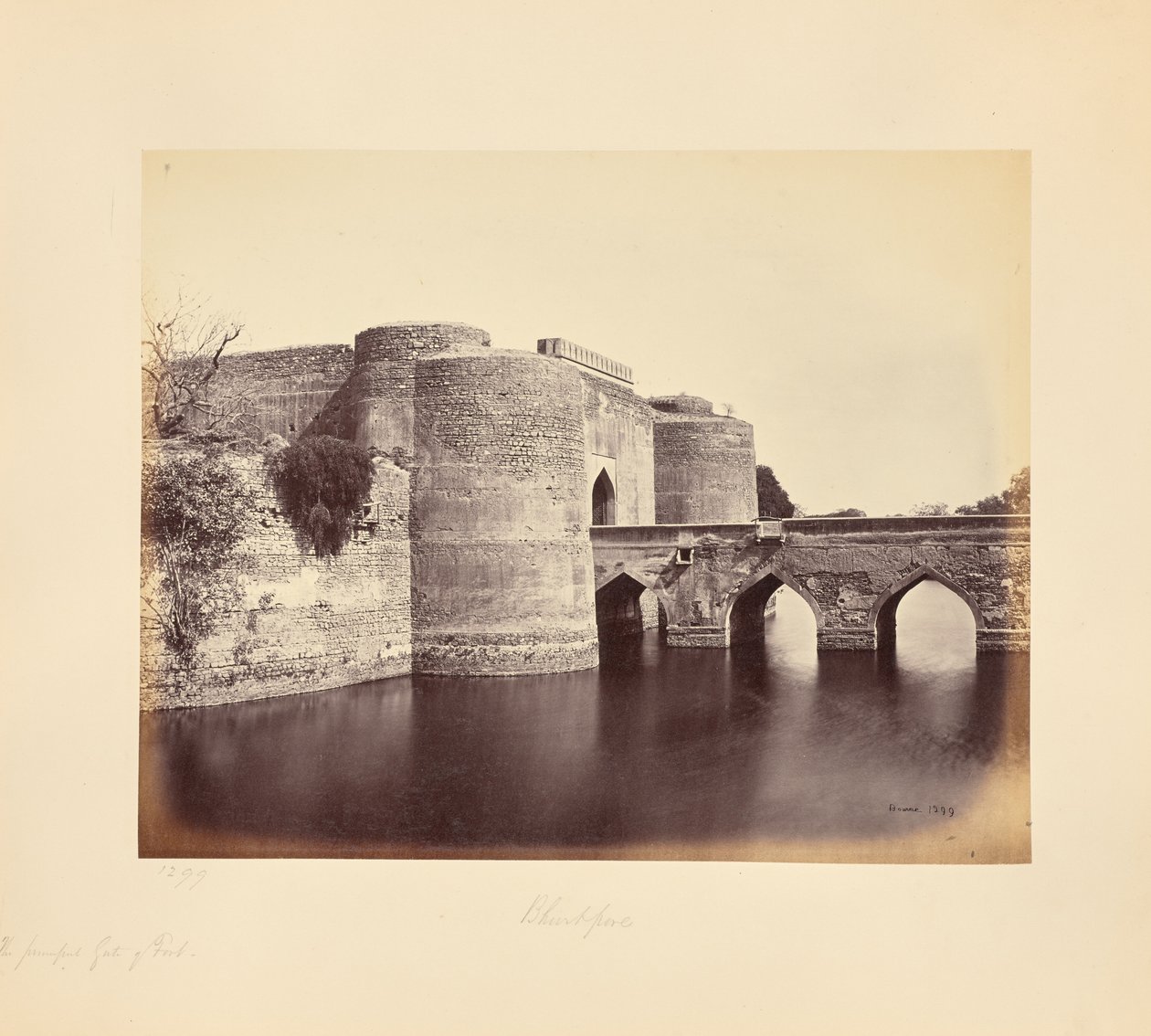 Bhurtpore; fortets hovedport av Samuel Bourne