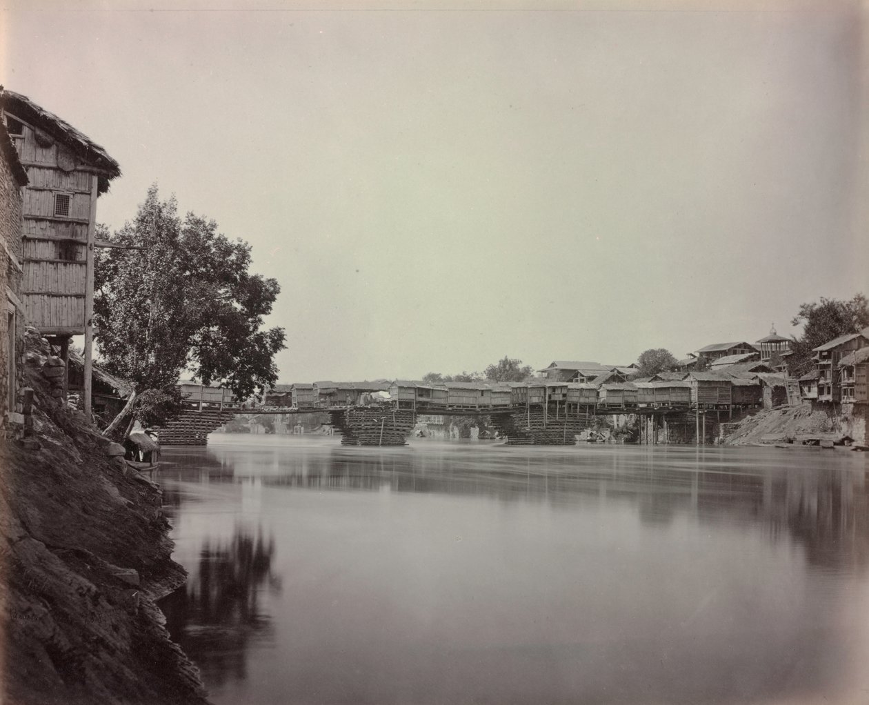 Bridge of Shops, Srinagar, Kashmir av Samuel Bourne