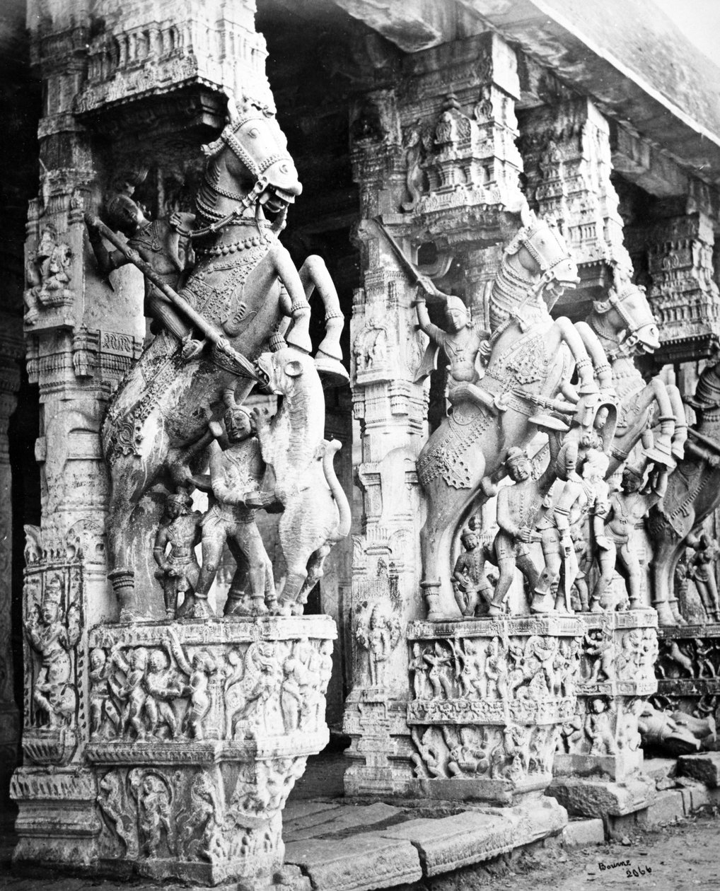Utskårne hestesøyler i Ranganatha-tempelet, Srirangam, 1869 av Samuel Bourne