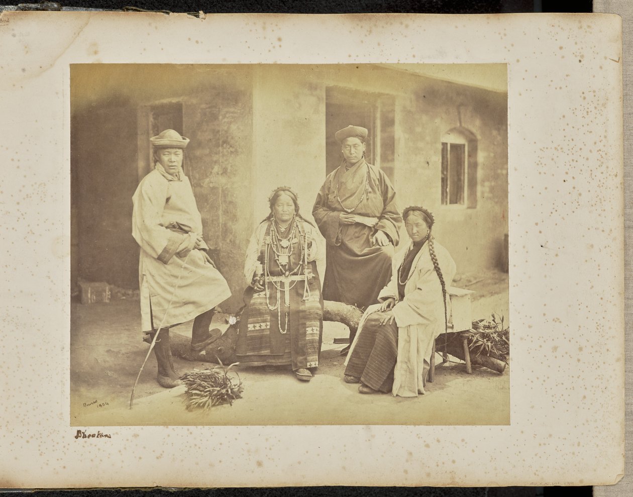 Darjeeling; gruppe bhutiaer av Samuel Bourne