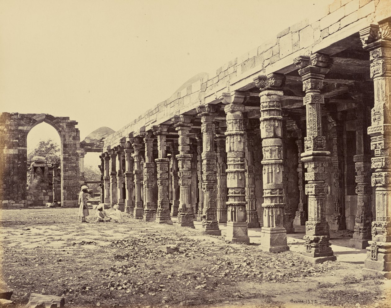 Delhi; Kolonnade av hindusøyler ved Qutb Minar, nordsiden av Samuel Bourne