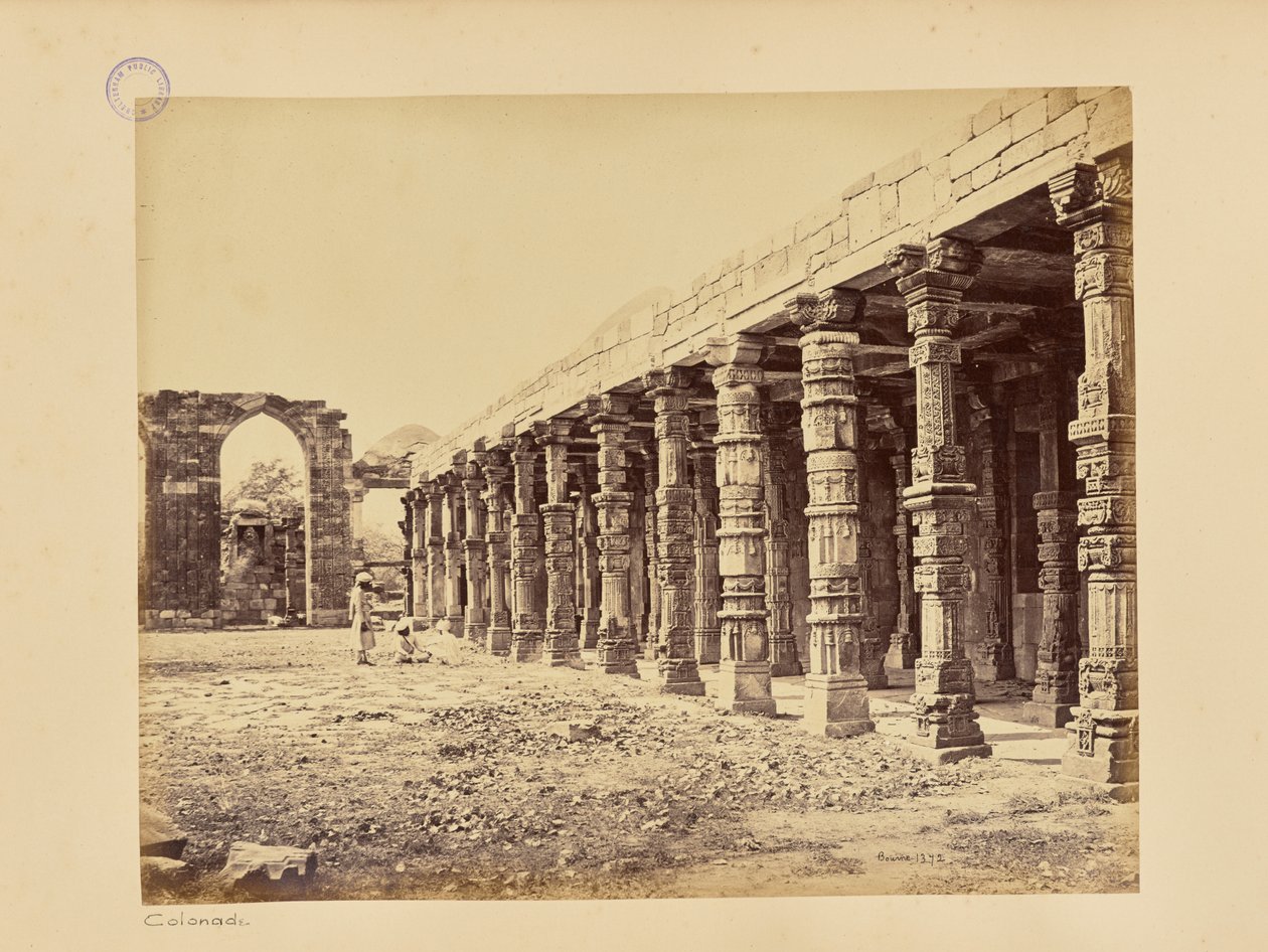 Delhi; søylegang med hinduistiske søyler ved Qutb Minar, nordsiden av Samuel Bourne