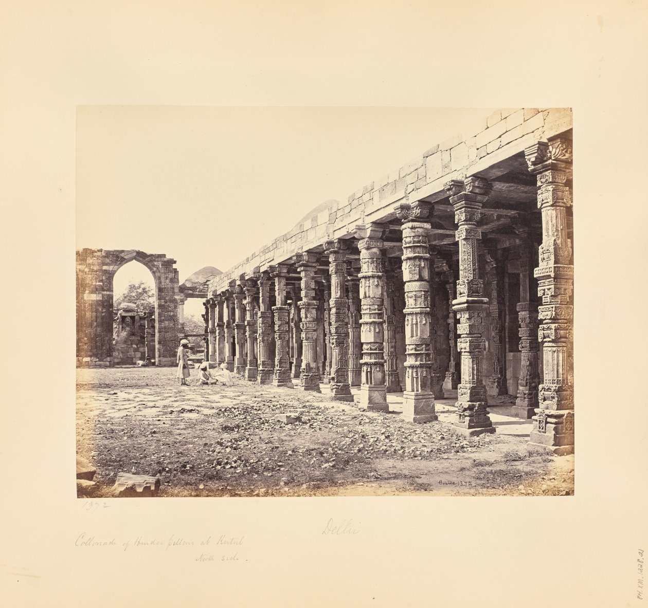 Delhi; søylegang med hinduistiske søyler ved Qutb Minar, nordsiden av Samuel Bourne